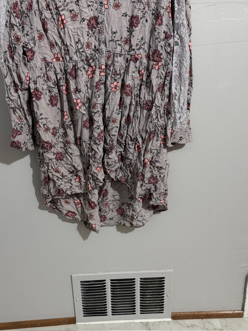 Torrid Blouse Womens 3X Gray Floral Lace Long Sleeve Button Front Boho Tunic - Picture 4 of 10